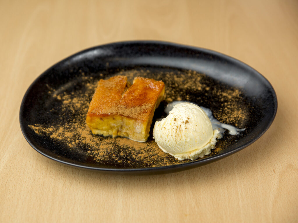 Torrija caramelizada con helado de vainilla